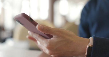 Kadın iş Restoran cep telefonu üzerinde 