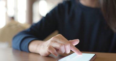 restoranda cep telefonu kullanan kadın 