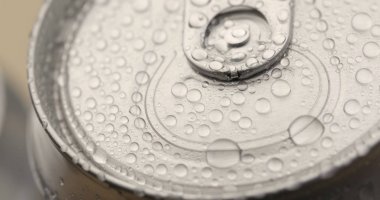 Kutu bira su damlaları içinde 