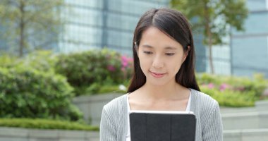 Kadın dışarıdaki tablet bilgisayara bak. 