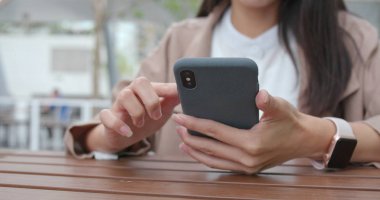 Kafede cep telefonu kullanan kadın 