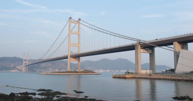 Ma wan, Hong Kong - 03 Nisan, 2018: Tsing ma bridge açık mavi gökyüzü ile 