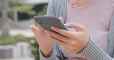 Şehirde smartphone kullanarak kadının yakın çekim 