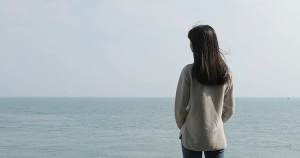 Ung Kvinna Tittar Havet — Stockfoto