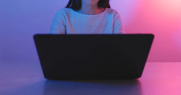 Mujer Usando Computadora Portátil — Foto de Stock