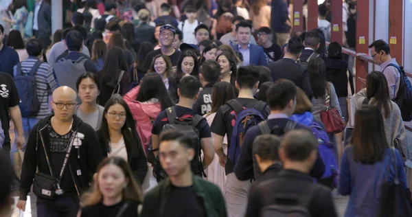 香港铜锣湾 2018年3月 市民夜间在街上行走 — 图库照片