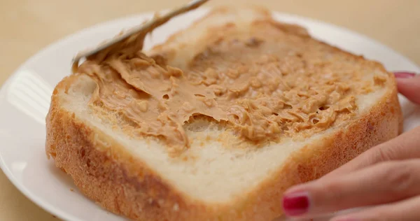 Erdnussbutter Auf Brot Auftragen — Stockfoto