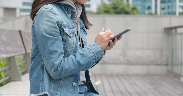 在户外使用智能手机的女性特写 — 图库照片