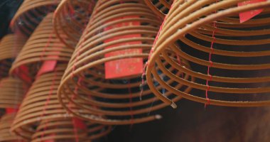 Tai Po, Hong Kong - 12 Nisan, 2018: Man Mo Temple Hong Kong sürü duman oluşturma halkaları üzerinde tütsü yakma 