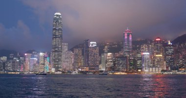 Victoria Harbor, Hong Kong - 13 Nisan, 2018: gece Hong Kong şehir 