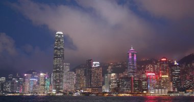 Victoria Harbor, Hong Kong - 13 Nisan, 2018: Hong Kong manzarası, gece 