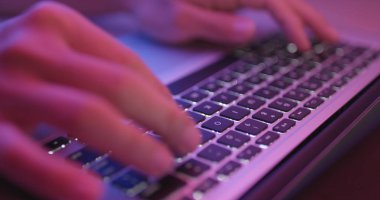 Kadın kullanarak dizüstü bilgisayar online alışveriş için 