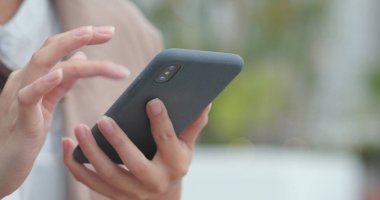 Elinde akıllı telefon kullanan kadın