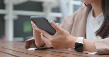 Cep telefonu açık restoranda kullanan kadın 