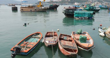 Cheung Chau, Hong Kong - 19 Nisan, 2018: balıkçı tekneleri ve liman Cheung Chau Adası'nda 