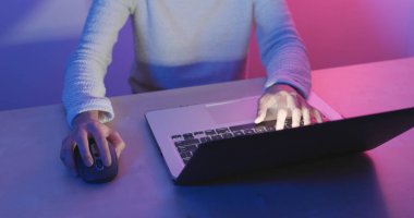 Cyber modern ışık ile dizüstü bilgisayar kullanan kadın