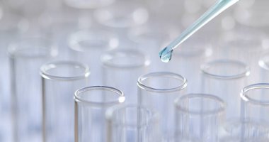 Laboratuvar test tüpleri ile deney yapıyor 