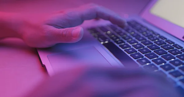 Mulher Digitando Teclado Computador Portátil — Fotografia de Stock