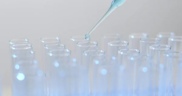 Mavi Sıvı Test Tüpü Içinde Damla — Stok fotoğraf