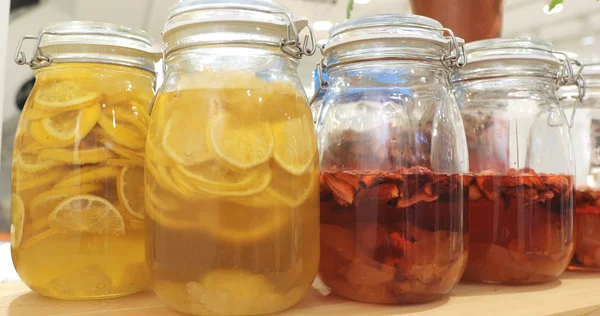 Komposto restoranda cam şişe 