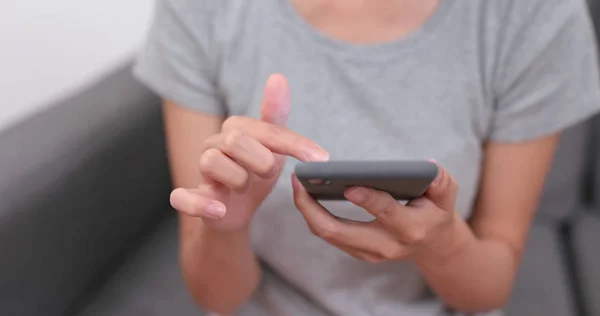 Mulher Usando Smartphone Mãos — Fotografia de Stock