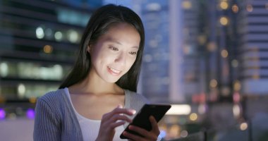 Smartphone vasıl kullanan kadın akşam açık 