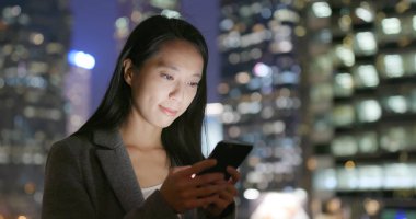 Cep telefonuyla geceleri işkadını 