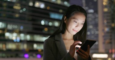 Kullanma Smartphone için online adlı kadın akşam açık 