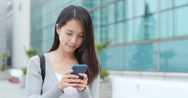 cep telefonu kullaranarak Asya iş kadını 