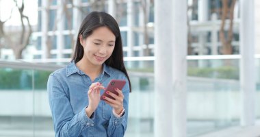 Asyalı kadın şehirde istimal hareket eden telefon 