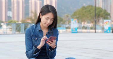 City açık cep telefonu kullanan kadın 