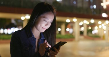 Cep telefonu açık gece kadın kayıt ses iletide 