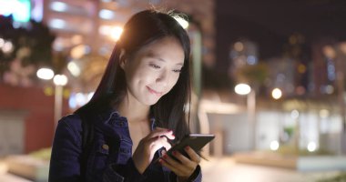 Asyalı kadın smartphone, açık kullanma 