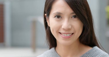 Kameraya gülümseyen genç kadın 