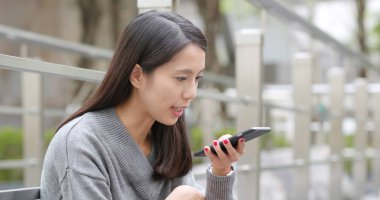 Kadın açık, cep telefonu üzerinde sesli mesaj gönderme 