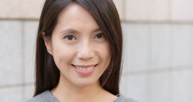 Genç kadın, açık istimal hareket eden telefon 