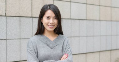 Kameraya gülümseyen genç kadın 