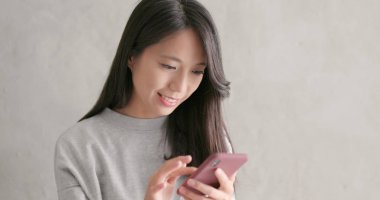 Kadın telefonda sesli mesaj gönderme 