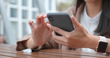 Açık kafede Smartphone kullanan kadın 