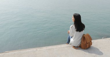 Kadınlar deniz manzarasının tadını çıkarır. 