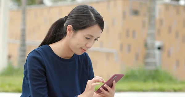 Studentin Nutzt Smartphone — Stockfoto