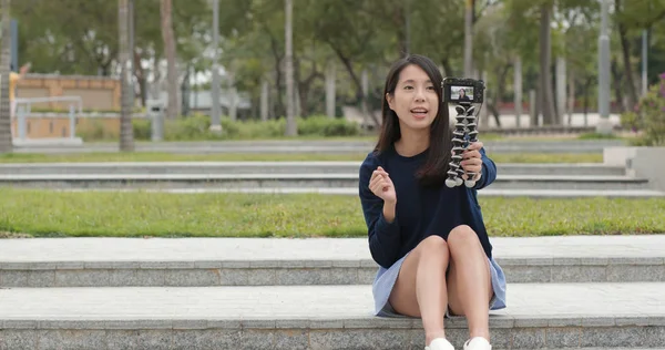 Frau Dreht Video Vor Kamera Für Vlog — Stockfoto