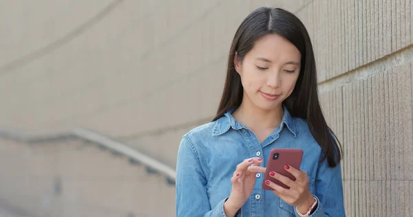 Kvinna Som Använder Mobiltelefon Staden — Stockfoto