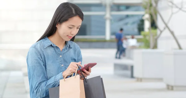 Junge Frau Benutzt Handy Mit Einkaufstasche — Stockfoto