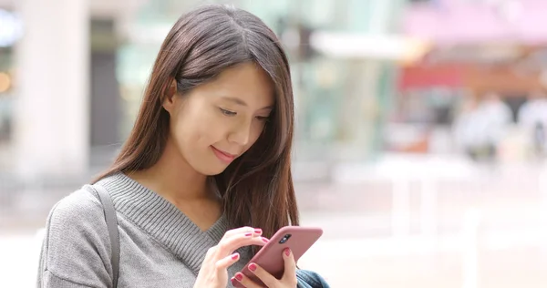 Mulher Usando Telefone Celular Cidade — Fotografia de Stock