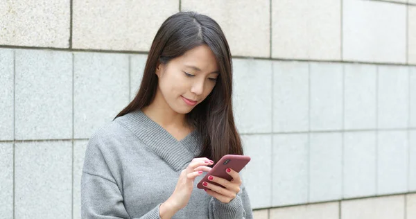 Kvinna Som Använder Mobiltelefon Staden — Stockfoto