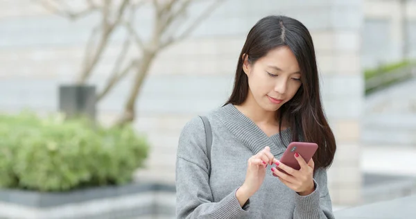 Kvinna Med Smartphone För Online — Stockfoto