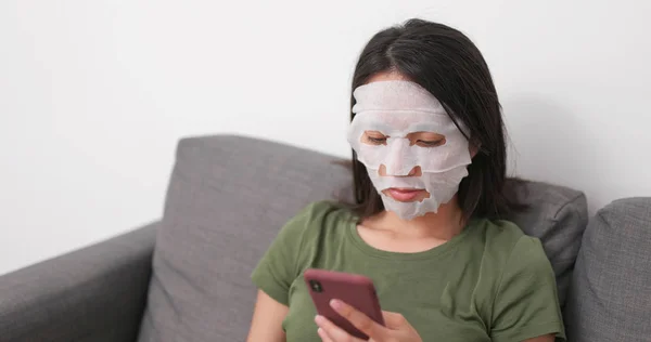Vrouw Gezicht Huidverzorging Masker Toe Passen Het Gebruik Van Mobiele — Stockfoto