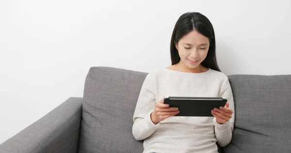 Femme Utilisant Une Tablette Numérique — Photo