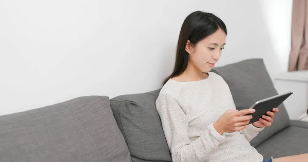 Kobieta Czytająca Komputer Typu Tablet Domu — Zdjęcie stockowe